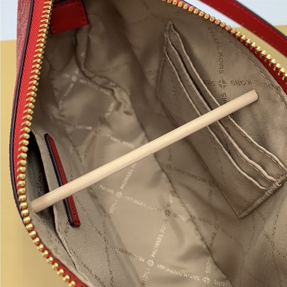 MICHAEL KORS GIFTABLE SHOULDER BAG & CARD HOLDER BOXED SET CHILI PALE GOLD COLOR - Picture 12 of 16